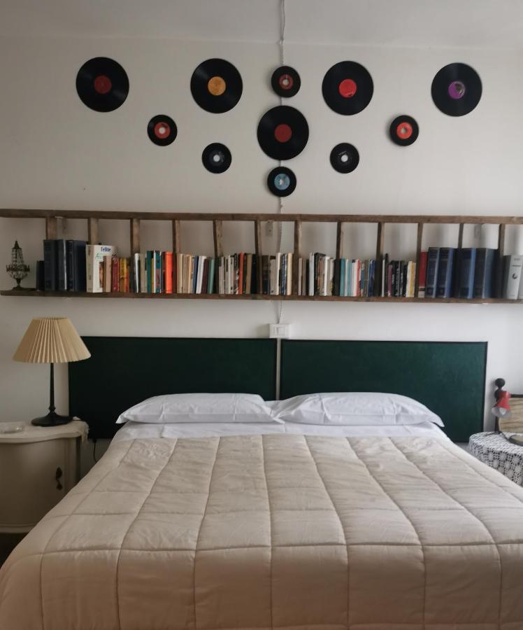 B&B Lamagia Di Corte Moronati Sirmione Bagian luar foto