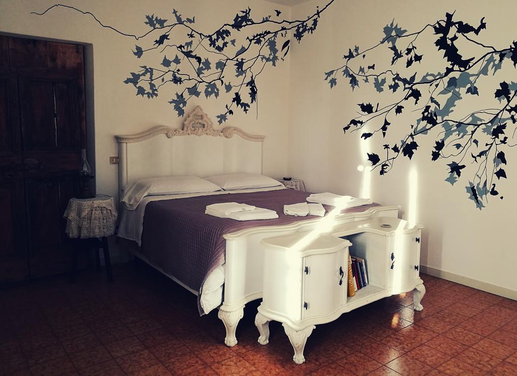 B&B Lamagia Di Corte Moronati Sirmione Bagian luar foto